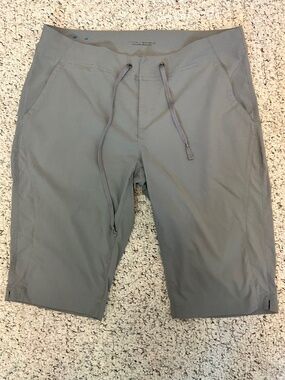 Columbia Omni-Shield Long Hiking Cargo Shorts Gray Women's Size 10 Bermuda Golf